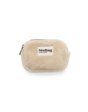 Laden Sie das Bild in den Galerie-Viewer, Geldbeutel Lili Teddy Beige von Hindbag, kleine Geldbörse aus GRS-zertifiziertem Kunstfell in Beige, mit Reißverschluss für Karten, Ausweis oder Schmuck.

