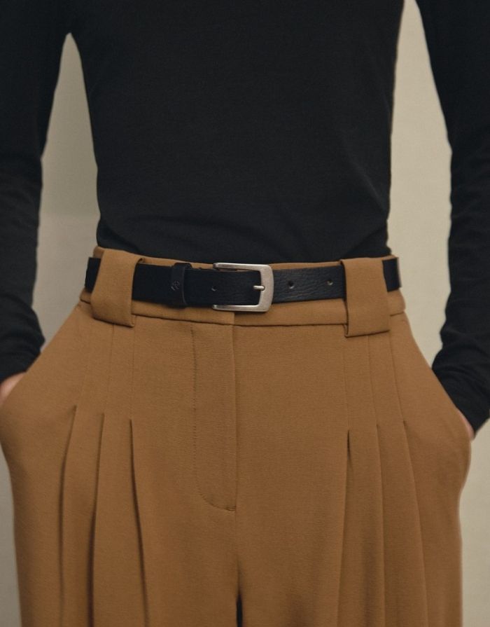  Schwarzer Elvi Gürtel von MSCH Copenhagen aus beschichtetem Leder mit klassischer Metallschnalle und verstellbarer Passform am Model