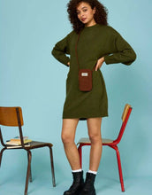 Laden Sie das Bild in den Galerie-Viewer, Handy-Umhängetasche Bill von Hindbag in Chocolate – kompakte Smartphone-Tasche aus robuster Bio-Baumwolle mit verstellbarem Schultergurt und praktischem Rückfach.

