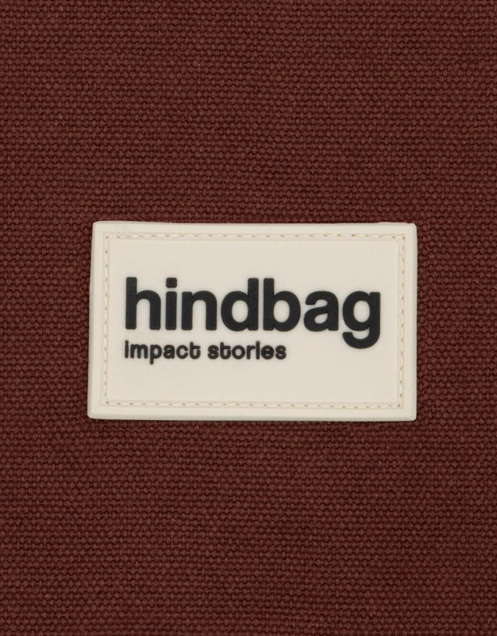 Handy-Umhängetasche Bill von Hindbag in Chocolate – kompakte Smartphone-Tasche aus robuster Bio-Baumwolle mit verstellbarem Schultergurt und praktischem Rückfach.