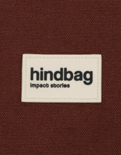 Laden Sie das Bild in den Galerie-Viewer, Handy-Umhängetasche Bill von Hindbag in Chocolate – kompakte Smartphone-Tasche aus robuster Bio-Baumwolle mit verstellbarem Schultergurt und praktischem Rückfach.
