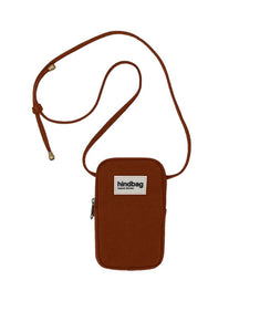 Handy-Umhängetasche Bill von Hindbag in Chocolate – kompakte Smartphone-Tasche aus robuster Bio-Baumwolle mit verstellbarem Schultergurt und praktischem Rückfach.
