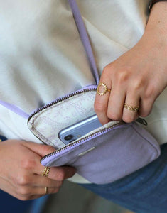 Handy-Umhängetasche Bill von Hindbag in Lila – kompakte Smartphone-Tasche aus robuster Bio-Baumwolle mit verstellbarem Schultergurt und praktischem Rückfach