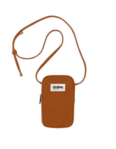 Handy-Umhängetasche Bill von Hindbag in der Farbe Siena aus GOTS-zertifizierter Bio-Baumwolle, mit verstellbarem Gurt, stoßfester Polsterung und Kartenfach hinten.