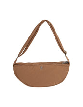 Laden Sie das Bild in den Galerie-Viewer, Jhean Sasja Bumbag von MSCH Copenhagen in Toasted Coconut – kompakte Hüfttasche aus recyceltem Polyamid, praktisch für Alltag und Reisen, Crossbody oder um die Hüfte tragbar.
