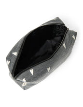 Laden Sie das Bild in den Galerie-Viewer, Studio Noos Denim Grey Pouch – vielseitige Kosmetiktasche und Windeltasche aus 100% Baumwolle, praktische Aufbewahrungstasche in Grau, Maße 9x24x9 cm.
