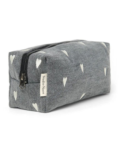 Studio Noos Denim Grey Pouch – vielseitige Kosmetiktasche und Windeltasche aus 100% Baumwolle, praktische Aufbewahrungstasche in Grau, Maße 9x24x9 cm.