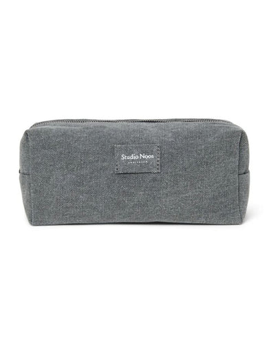Studio Noos Denim Grey Pouch – vielseitige Kosmetiktasche und Windeltasche aus 100% Baumwolle, praktische Aufbewahrungstasche in Grau, Maße 9x24x9 cm.