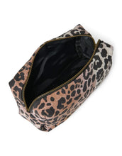 Laden Sie das Bild in den Galerie-Viewer, Studio Noos Soft Cotton Pouch Leopard Hazel – kompakte Kosmetiktasche aus 100 % Baumwolle, vielseitig nutzbar als Make-up-Bag oder Windeltasche, Maße 9x24x9 cm.
