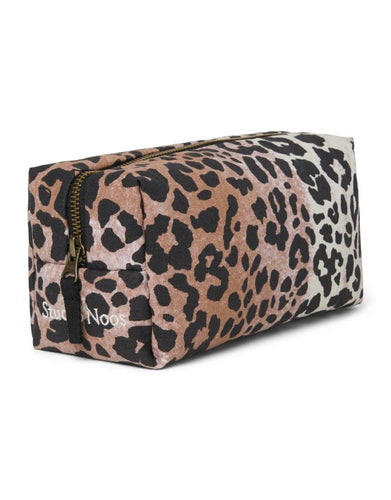 Studio Noos Soft Cotton Pouch Leopard Hazel – kompakte Kosmetiktasche aus 100 % Baumwolle, vielseitig nutzbar als Make-up-Bag oder Windeltasche, Maße 9x24x9 cm.
