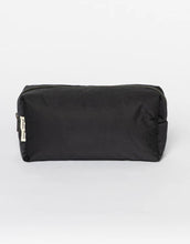 Laden Sie das Bild in den Galerie-Viewer, Studio Noos Puffy Black Pouch – wattierte Kosmetiktasche aus 100 % Polyester, vielseitig nutzbar als Make-up-Bag oder Windeltasche, Maße 9x24x9 cm.
