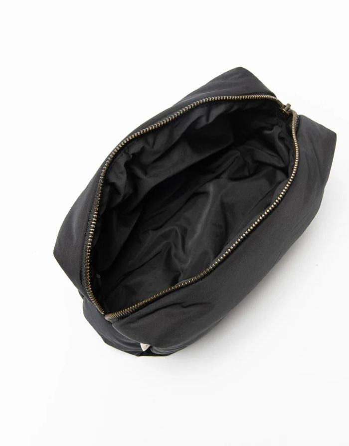 Studio Noos Puffy Black Pouch – wattierte Kosmetiktasche aus 100 % Polyester, vielseitig nutzbar als Make-up-Bag oder Windeltasche, Maße 9x24x9 cm.