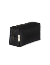 Laden Sie das Bild in den Galerie-Viewer, Studio Noos Puffy Black Pouch – wattierte Kosmetiktasche aus 100 % Polyester, vielseitig nutzbar als Make-up-Bag oder Windeltasche, Maße 9x24x9 cm.
