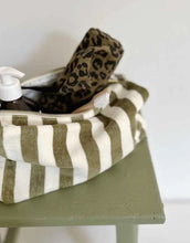 Laden Sie das Bild in den Galerie-Viewer, Kulturtasche Frottee Vic Stripes I Khaki
