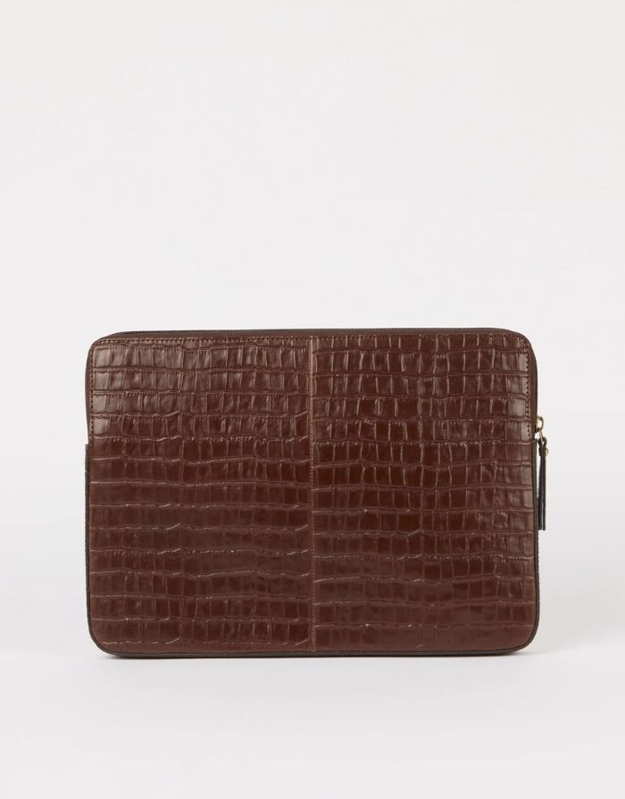 O MY BAG Laptophülle Croco Schokobraun – elegante Laptop Sleeve für 13”/14” mit Croco-Prägung und Innenriemen.