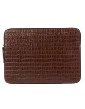 Laden Sie das Bild in den Galerie-Viewer, O MY BAG Laptophülle Croco Schokobraun – elegante Laptop Sleeve für 13”/14” mit Croco-Prägung und Innenriemen.
