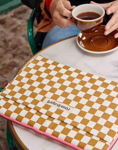 Laptophülle Octava 13/14 Zoll in Checks Caramel von Rose in April mit Reisverschluss auf einem Tisch