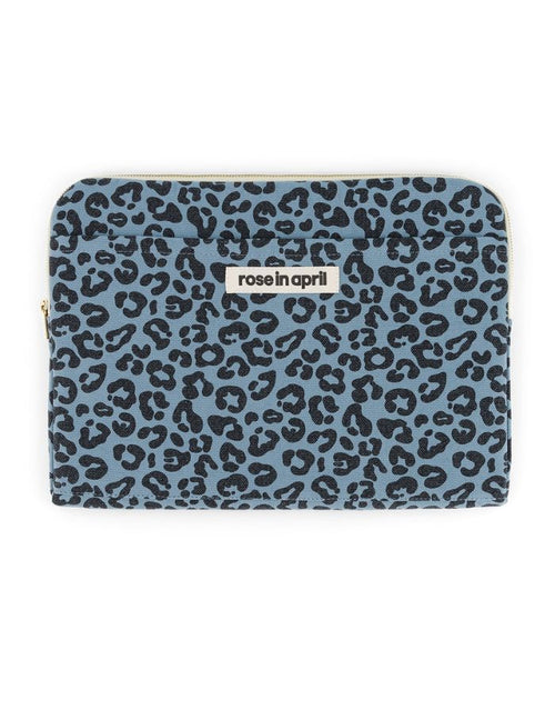 Frontansicht der Hülle mit Leoparden-Print auf hellblauem Hintergrund