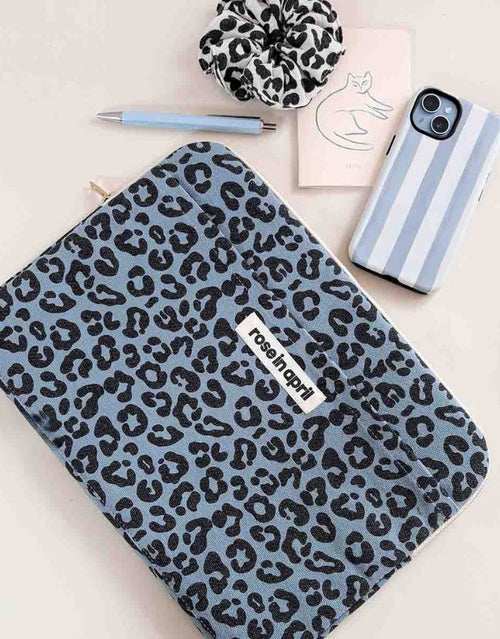 Flatlay mit Notizbuch, Stift und Handyhülle
