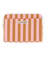 Laden Sie das Bild in den Galerie-Viewer, Laptophülle Octava 13/14“ Stripes I Caramel/Strawberry
