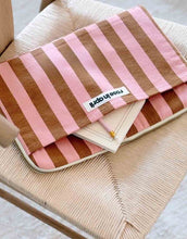 Laden Sie das Bild in den Galerie-Viewer, Laptophülle Octava 13/14“ Stripes I Caramel/Strawberry
