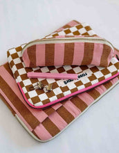 Laden Sie das Bild in den Galerie-Viewer, Laptophülle Octava 13/14“ Stripes I Caramel/Strawberry
