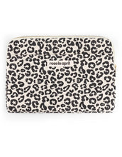 Laden Sie das Bild in den Galerie-Viewer, Laptophülle mit Leo Muster von Rose in April
