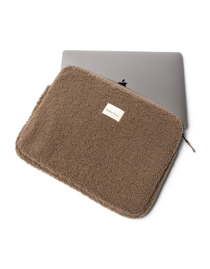 Studio Noos Laptophülle Teddy Brown 15 Zoll – stylische Laptop-Tasche für MacBook 15 Zoll, weiche Schutzhülle aus Teddy-Stoff, kompakt und stoßfest, Maße 38x29x2 cm.