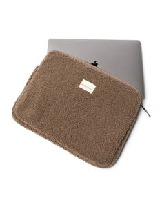 Studio Noos Laptophülle Teddy Brown 15 Zoll – stylische Laptop-Tasche für MacBook 15 Zoll, weiche Schutzhülle aus Teddy-Stoff, kompakt und stoßfest, Maße 38x29x2 cm.