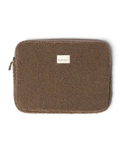 Studio Noos Laptophülle Teddy Brown 15 Zoll – stylische Laptop-Tasche für MacBook 15 Zoll, weiche Schutzhülle aus Teddy-Stoff, kompakt und stoßfest, Maße 38x29x2 cm.