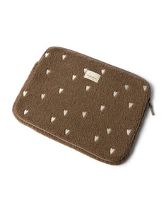 Studio Noos Laptophülle Teddy Brown Hearts 15 Zoll – stylische Laptop-Tasche für MacBook 15 Zoll, weiche Schutzhülle aus Teddy-Stoff, kompakt und stoßfest, Maße 38x29x2 cm.