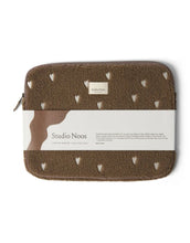 Laden Sie das Bild in den Galerie-Viewer, Studio Noos Laptophülle Teddy Brown Hearts 15 Zoll – stylische Laptop-Tasche für MacBook 15 Zoll, weiche Schutzhülle aus Teddy-Stoff, kompakt und stoßfest, Maße 38x29x2 cm.
