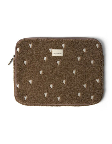 Studio Noos Laptophülle Teddy Brown Hearts 15 Zoll – stylische Laptop-Tasche für MacBook 15 Zoll, weiche Schutzhülle aus Teddy-Stoff, kompakt und stoßfest, Maße 38x29x2 cm.