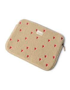 Studio Noos Laptophülle Teddy Ecru Hearts 15 Zoll – stylische Laptop-Tasche für MacBook 15 Zoll, weiche Schutzhülle aus Teddy-Stoff, kompakt und stoßfest, Maße 38x29x2 cm.