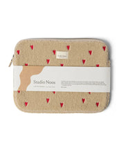 Laden Sie das Bild in den Galerie-Viewer, Studio Noos Laptophülle Teddy Ecru Hearts 15 Zoll – stylische Laptop-Tasche für MacBook 15 Zoll, weiche Schutzhülle aus Teddy-Stoff, kompakt und stoßfest, Maße 38x29x2 cm.

