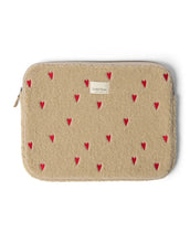 Laden Sie das Bild in den Galerie-Viewer, Studio Noos Laptophülle Teddy Ecru Hearts 15 Zoll – stylische Laptop-Tasche für MacBook 15 Zoll, weiche Schutzhülle aus Teddy-Stoff, kompakt und stoßfest, Maße 38x29x2 cm.
