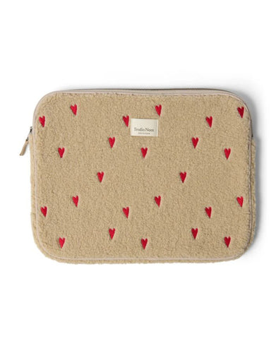 Studio Noos Laptophülle Teddy Ecru Hearts 15 Zoll – stylische Laptop-Tasche für MacBook 15 Zoll, weiche Schutzhülle aus Teddy-Stoff, kompakt und stoßfest, Maße 38x29x2 cm.
