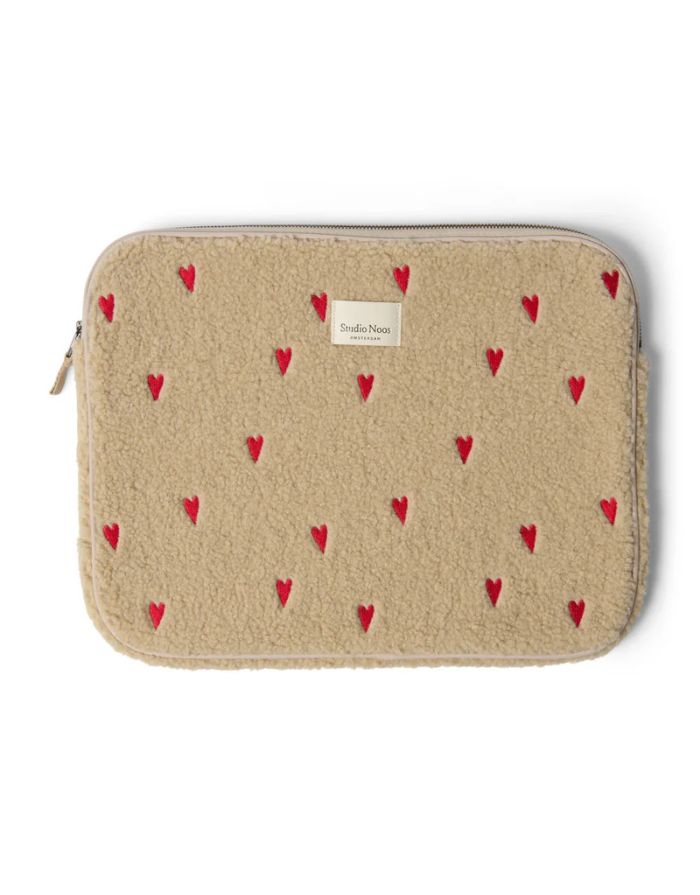 Studio Noos Laptophülle Teddy Ecru Hearts 15 Zoll – stylische Laptop-Tasche für MacBook 15 Zoll, weiche Schutzhülle aus Teddy-Stoff, kompakt und stoßfest, Maße 38x29x2 cm.