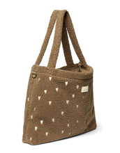 Laden Sie das Bild in den Galerie-Viewer, Detailaufnahme Teddy Brown Hearts Wickeltasche von Studio Noos mit Herzstickerei im Teddy-Material
