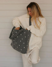 Laden Sie das Bild in den Galerie-Viewer, Studio Noos Mom Bag Denim Grey Hearts – große Alltagstasche aus 100 % Baumwolle, geräumige Schultertasche und Wickeltasche mit Herzen-Design, Maße 58x42 cm.

