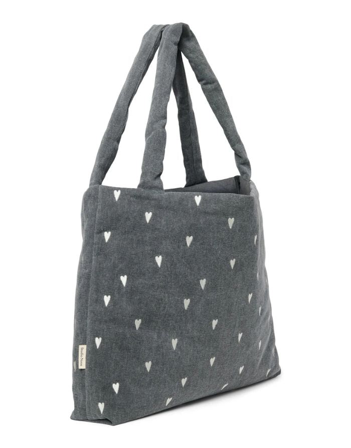 Studio Noos Mom Bag Denim Grey Hearts – große Alltagstasche aus 100 % Baumwolle, geräumige Schultertasche und Wickeltasche mit Herzen-Design, Maße 58x42 cm.