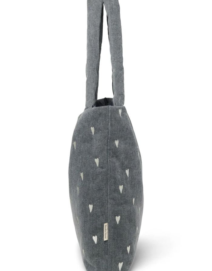 Studio Noos Mom Bag Denim Grey Hearts – große Alltagstasche aus 100 % Baumwolle, geräumige Schultertasche und Wickeltasche mit Herzen-Design, Maße 58x42 cm.