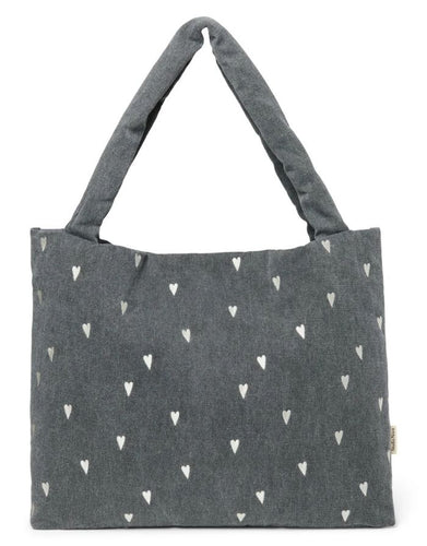Studio Noos Mom Bag Denim Grey Hearts – große Alltagstasche aus 100 % Baumwolle, geräumige Schultertasche und Wickeltasche mit Herzen-Design, Maße 58x42 cm.