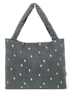 Studio Noos Mom Bag Denim Grey Hearts – große Alltagstasche aus 100 % Baumwolle, geräumige Schultertasche und Wickeltasche mit Herzen-Design, Maße 58x42 cm.