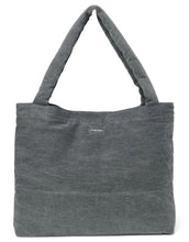 Laden Sie das Bild in den Galerie-Viewer, Studio Noos Mom Bag Denim Grey – große Alltagstasche aus 100 % Baumwolle, geräumige Schultertasche und Wickeltasche mit Herzen-Design, Maße 58x42 cm.
