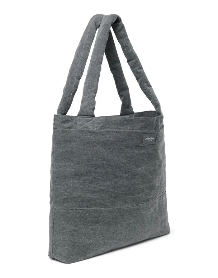 Studio Noos Mom Bag Denim Grey – große Alltagstasche aus 100 % Baumwolle, geräumige Schultertasche und Wickeltasche mit Herzen-Design, Maße 58x42 cm.