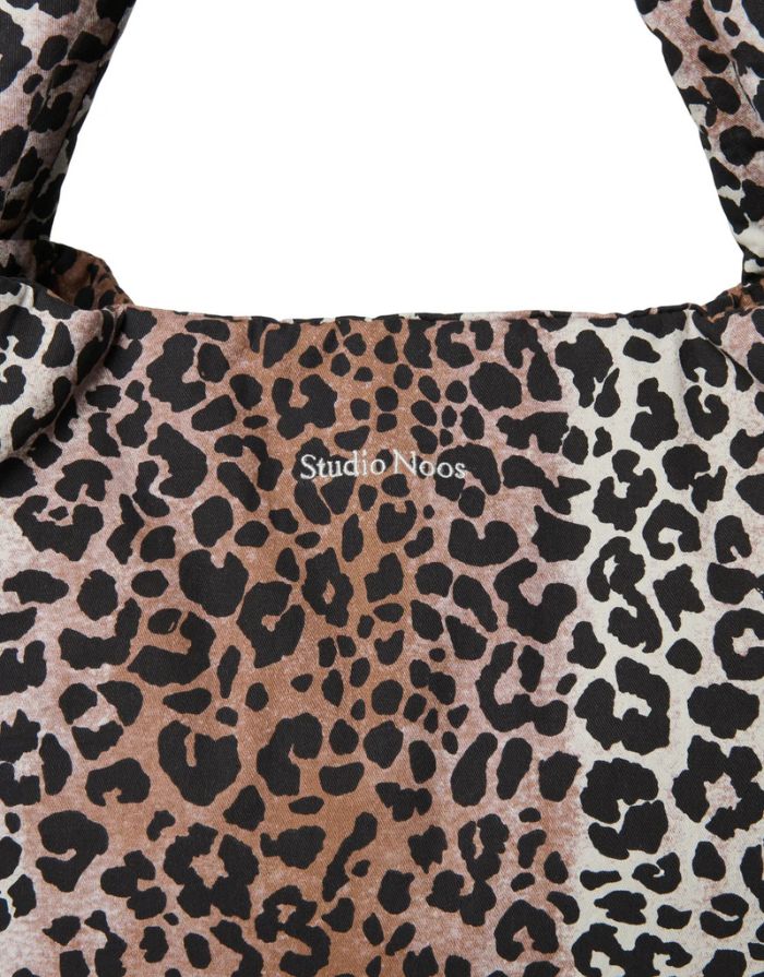 Studio Noos Mom Bag Soft Cotton Leopard – große Alltagstasche aus 100 % Baumwolle, geräumige Schultertasche und Wickeltasche im Leopardenmuster, Maße 58x42 cm.