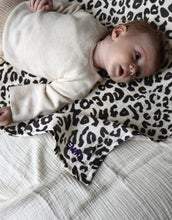 Laden Sie das Bild in den Galerie-Viewer, Studio Noos Musselin Swaddle Holy Cow, 120x120 cm aus 100 % Bio-Baumwolle – vielseitig als Tuch oder Accessoire.
