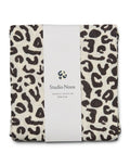 Studio Noos Musselin Swaddle Holy Cow, 120x120 cm aus 100 % Bio-Baumwolle – vielseitig als Tuch oder Accessoire.
