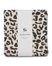 Laden Sie das Bild in den Galerie-Viewer, Studio Noos Musselin Swaddle Holy Cow, 120x120 cm aus 100 % Bio-Baumwolle – vielseitig als Tuch oder Accessoire.
